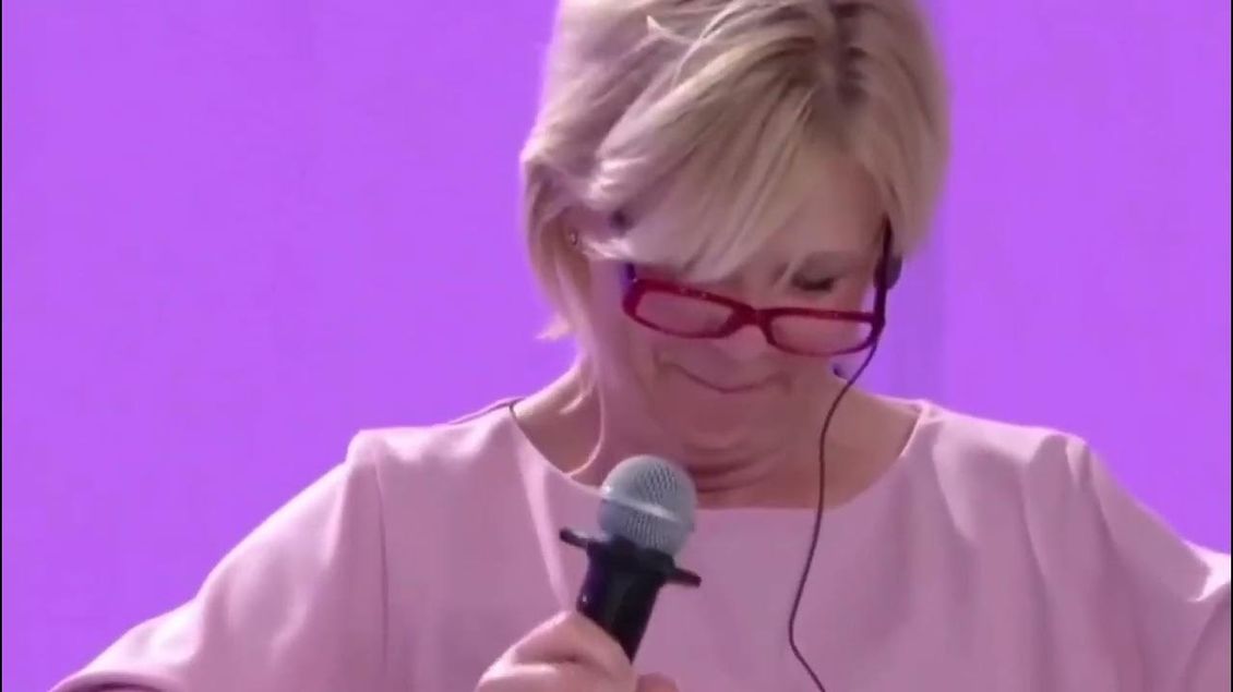 Prezidentova choť nezvládla vystoupení v Kyjevě. Pokus o angličtinu nevyšel, čeština nebyla lepší.